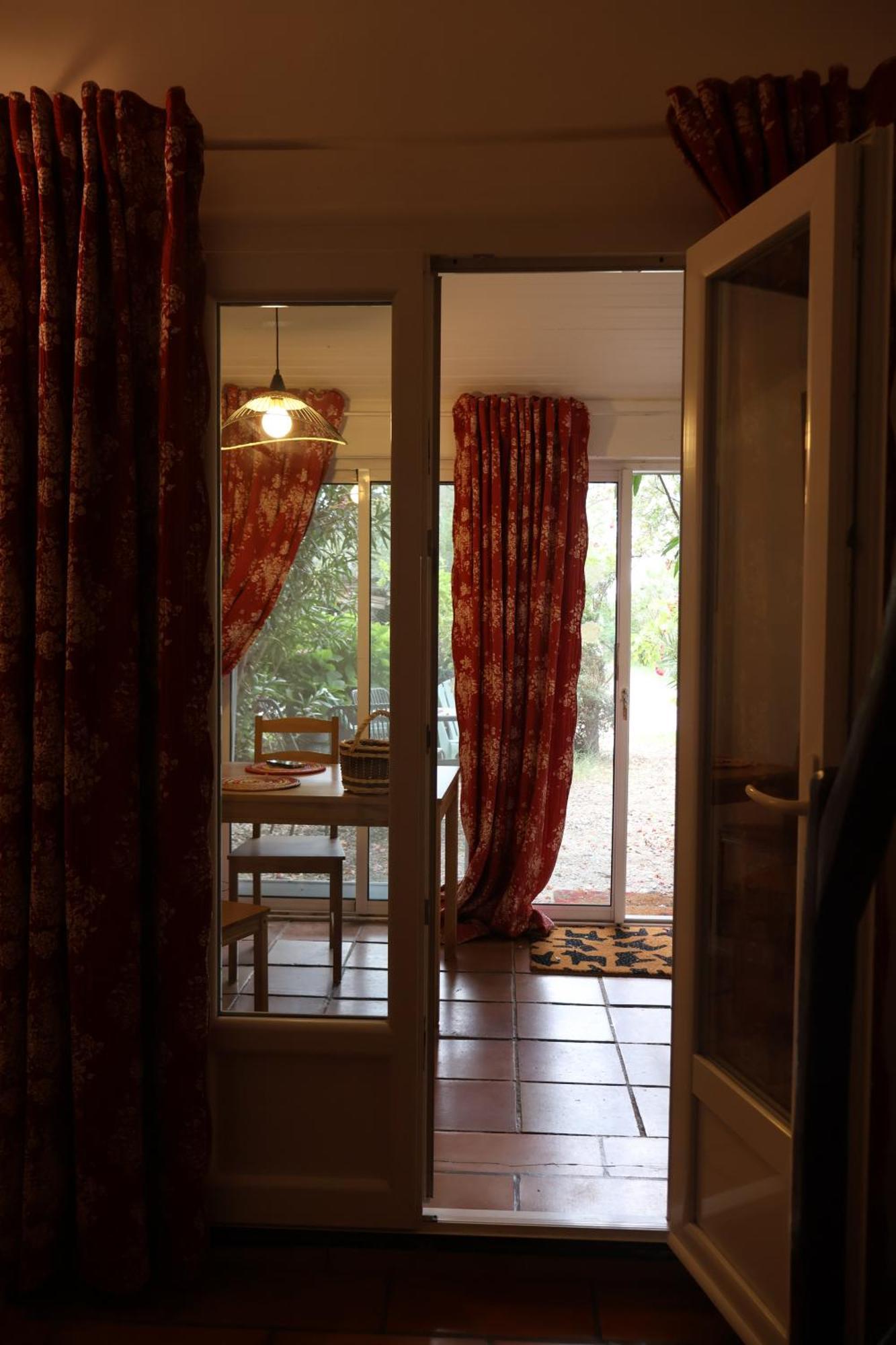 Gites Chambres D'Hotes Mazet Du Marechal Ferrant Сент-Марі-де-ла-Мер Екстер'єр фото